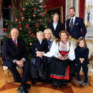 Kongeparet og Kronprinsfamilien samlet til julefotografering på Slottet, desember 2011 (Foto: Lise Åserud, Scanpix)